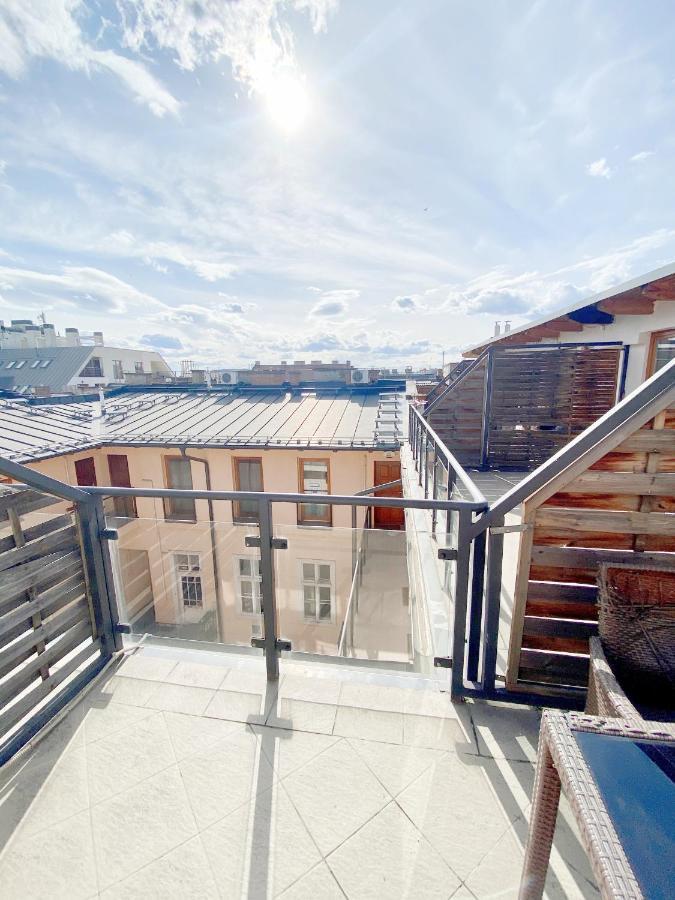 Loft With Rooftop And Free Parking In Garage Boedapest Buitenkant foto