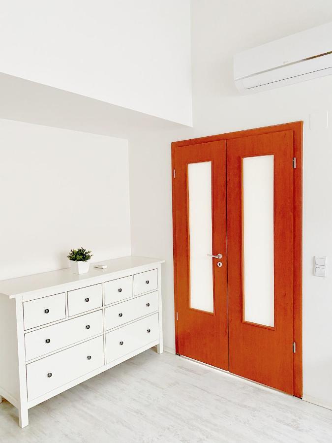 Loft With Rooftop And Free Parking In Garage Boedapest Buitenkant foto